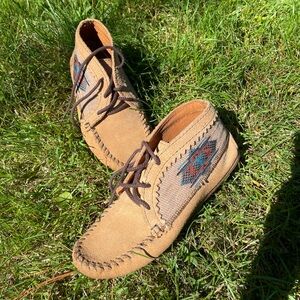 Womens MINNETONKA Moccasins size 6